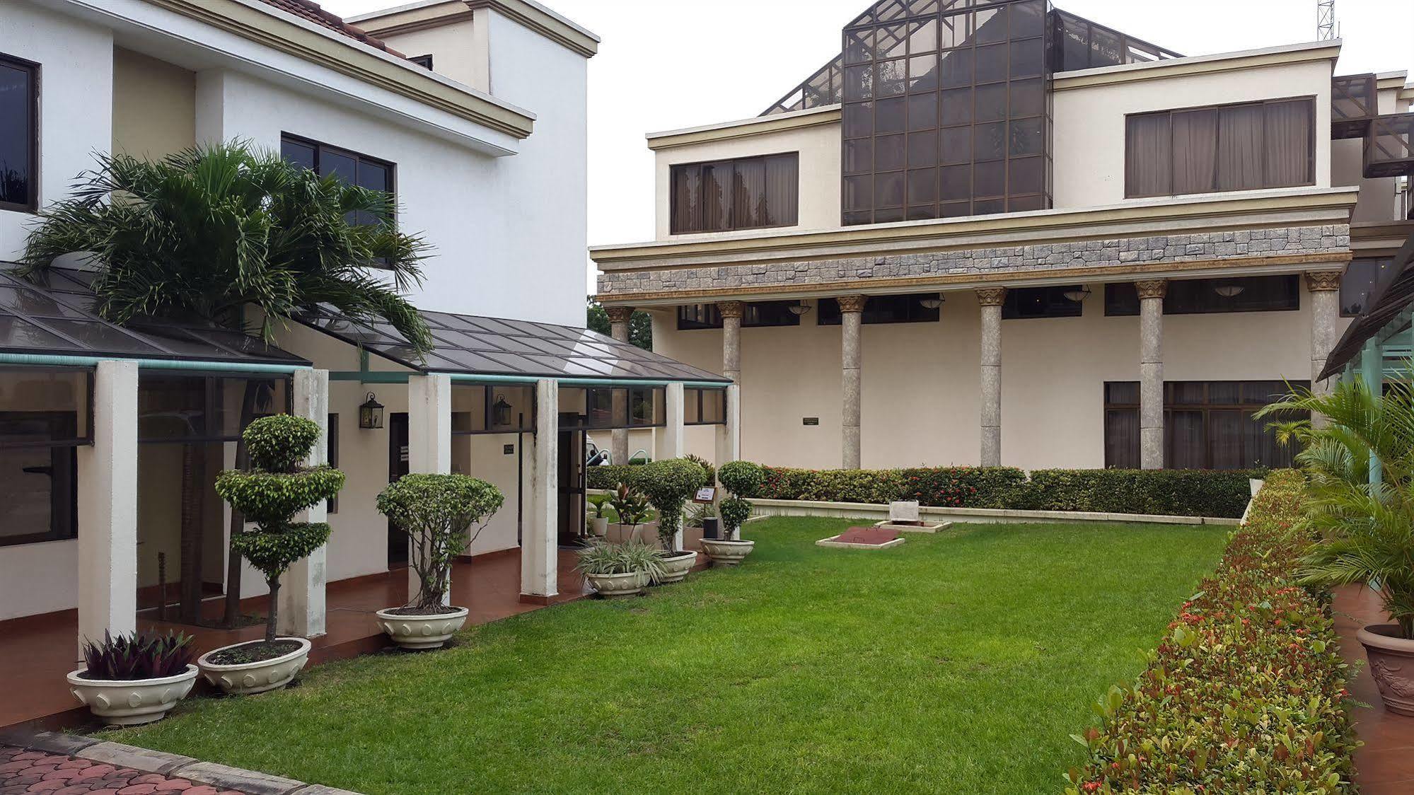 M Plaza Hotel Akkra Exterior foto